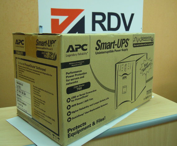 ИБП APC Smart-UPS 750VA USB & Serial 230V SUA750I в упаковке